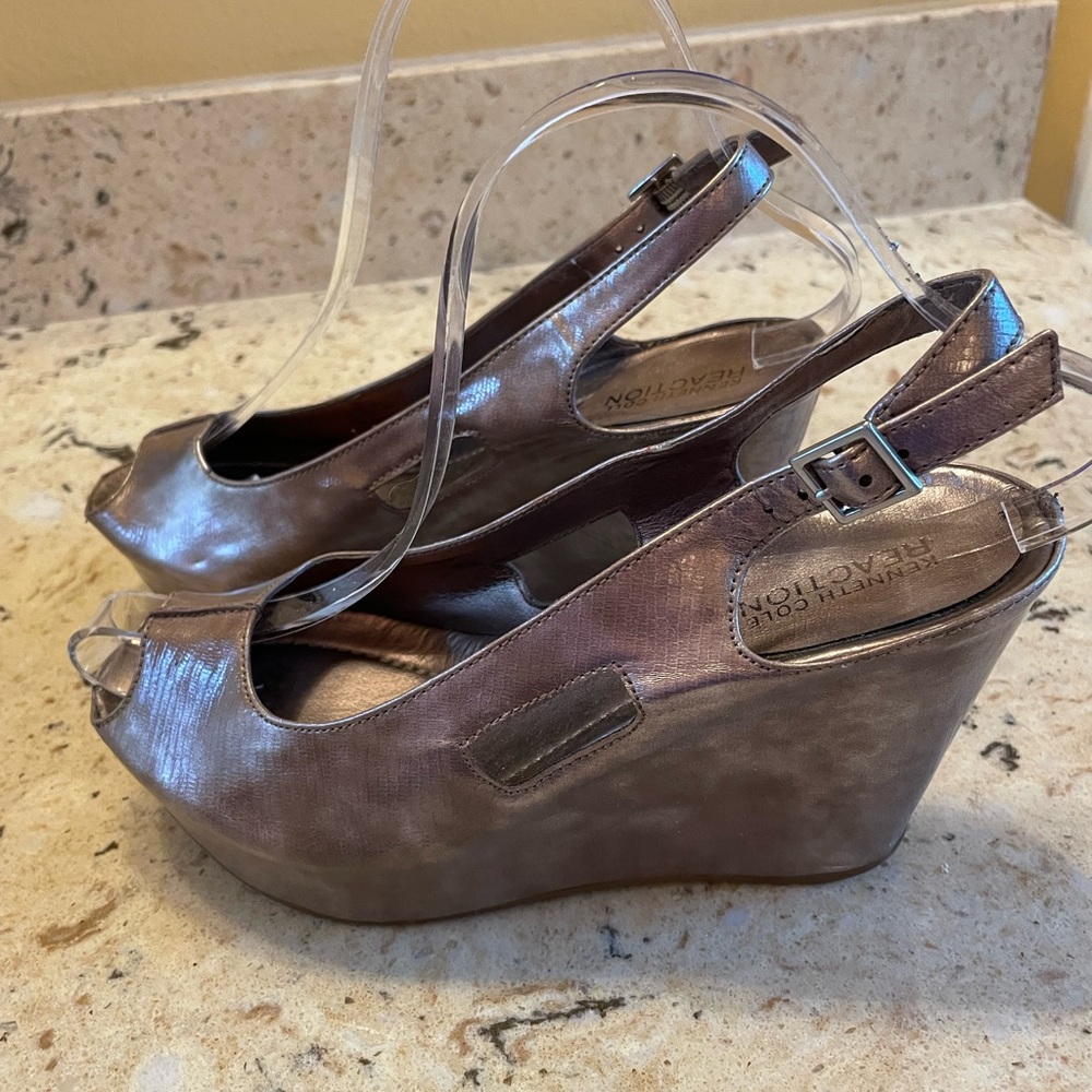 Kenneth Cole Does It Again With This Marbling Tau… - image 4